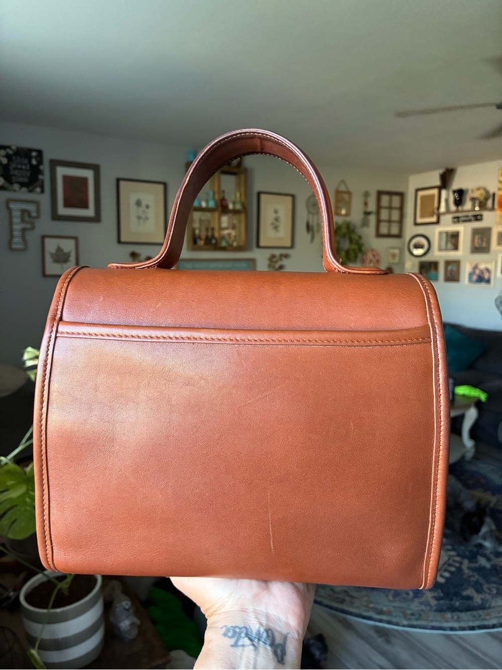 Vintage Coach Manor - Picture 2 of 12